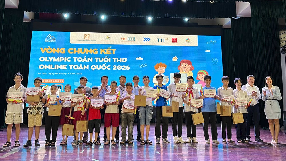 C&aacute;c bạn học sinh xuất sắc gi&agrave;nh giải Nhất tại v&ograve;ng chung kết Olympic To&aacute;n Tuổi thơ Online 2026.