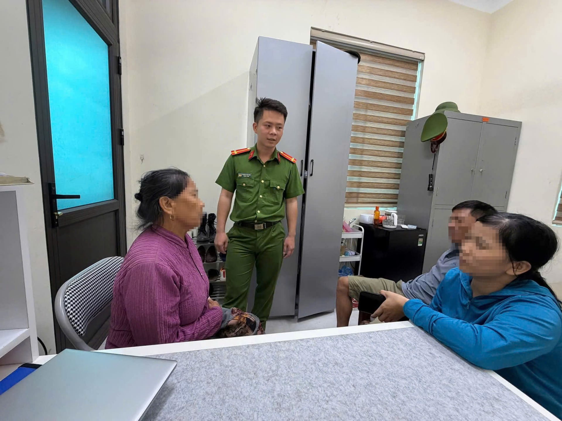 Cụ bà suýt mất 250 triệu đồng vì nghe cuộc điện thoại dọa chuyển tiền để “phục vụ điều tra”
