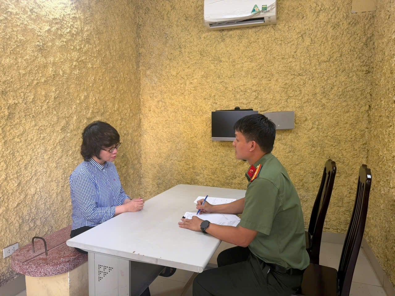 Giám đốc Nhà xuất bản Hội Nhà văn Nguyễn Thúy Hằng và cấp dưới khai gì khi xuất bản cuốn “Chuyện với Thanh”?