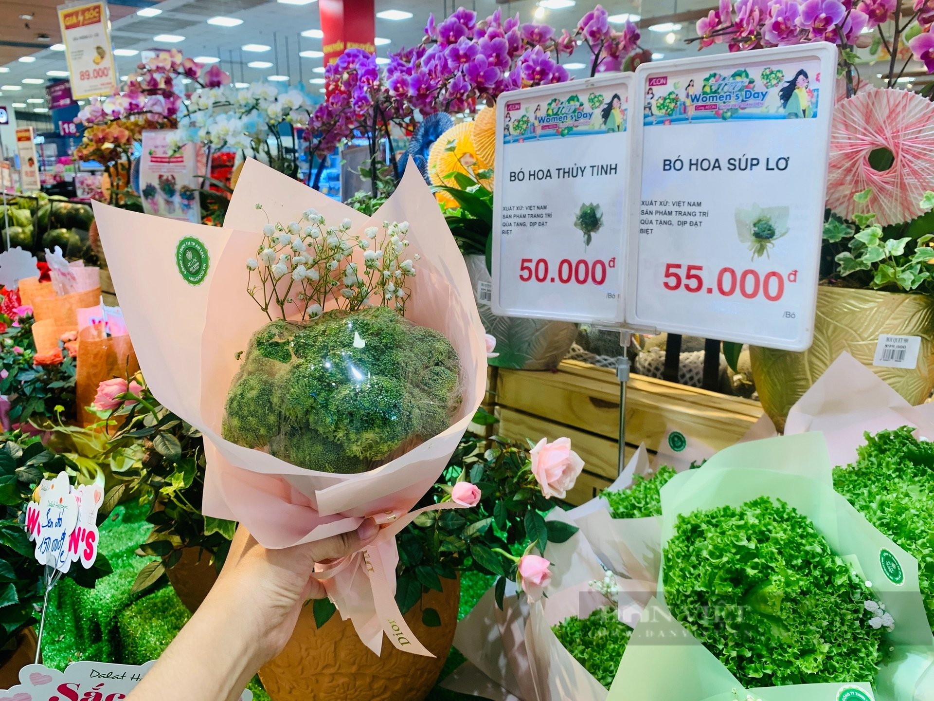 Hoa xà lách, bông cải sốt rần rần ngày 8/3, khách tranh mua, nhân viên gói không kịp bán
