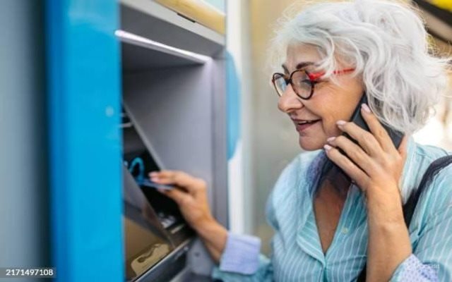 Ai dễ bị mắc bẫy lừa đảo qua ATM?