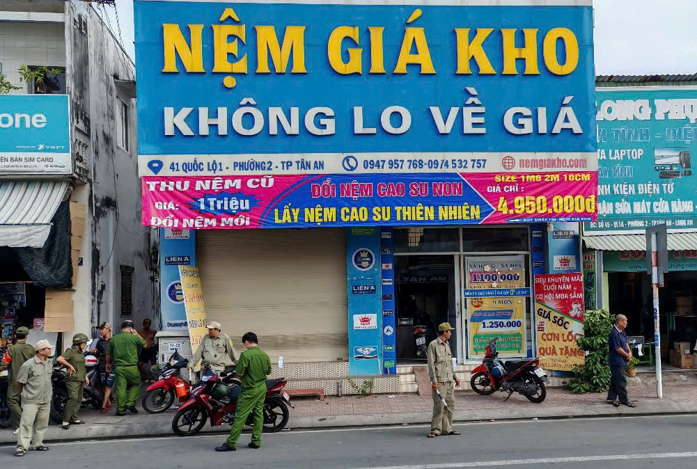 Công an điều tra vụ người phụ nữ tử vong trong cửa hàng ven Quốc lộ 1 ở Long An