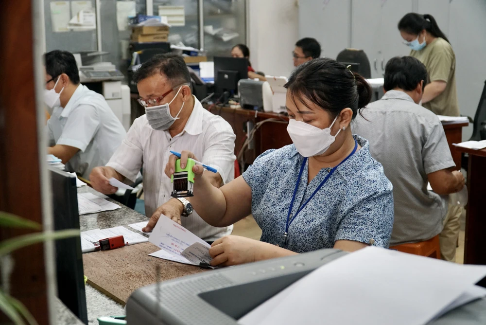 Nên ký hợp đồng công chức thay vì biên chế suốt đời?