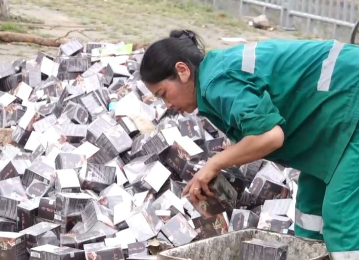 Thực phẩm chức năng, kit test COVID-19 vứt la liệt ngoài đường Hà Nội