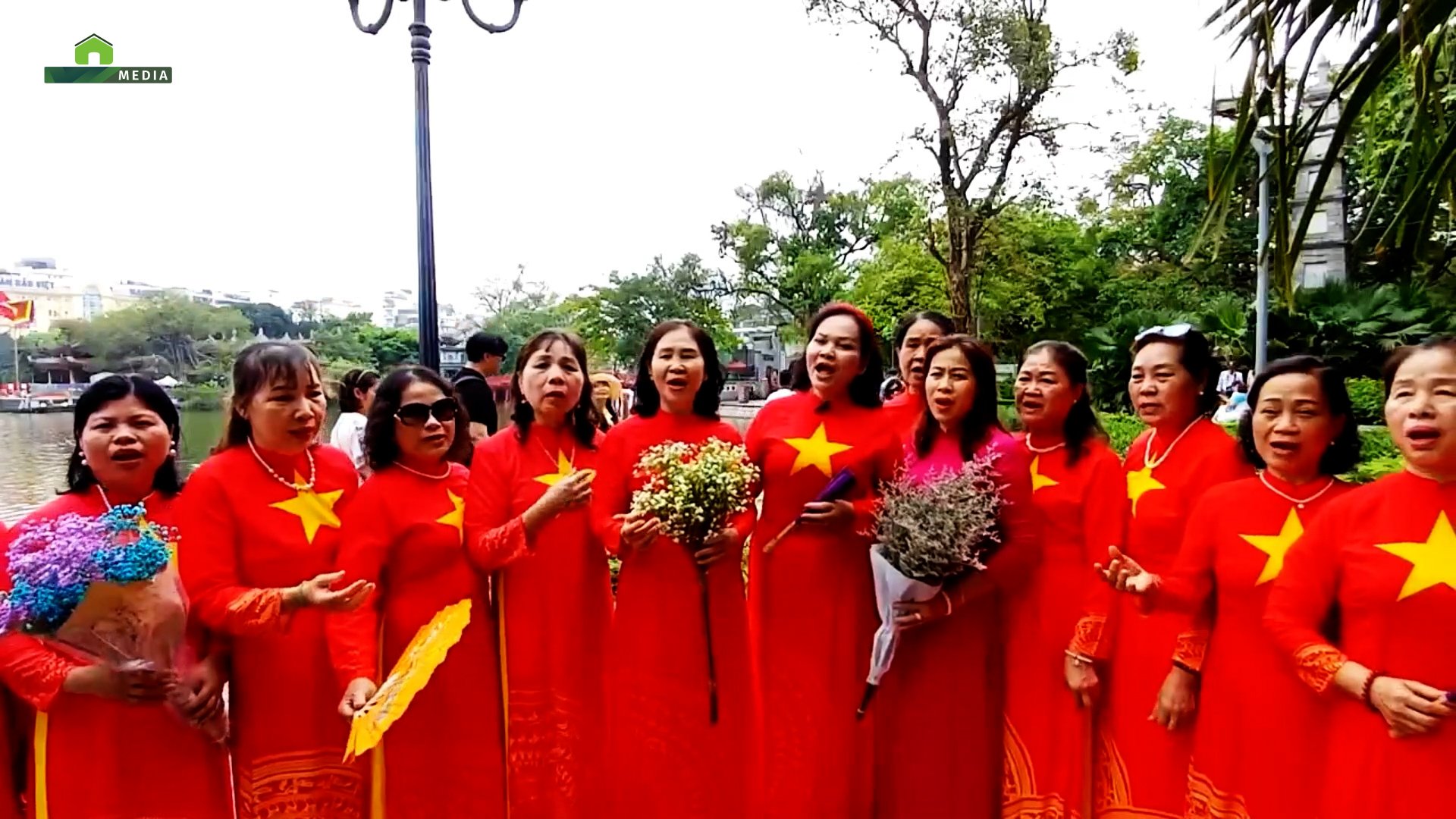 Người Hà Nội hào hứng chào mừng 50 năm Ngày Giải phóng miền Nam