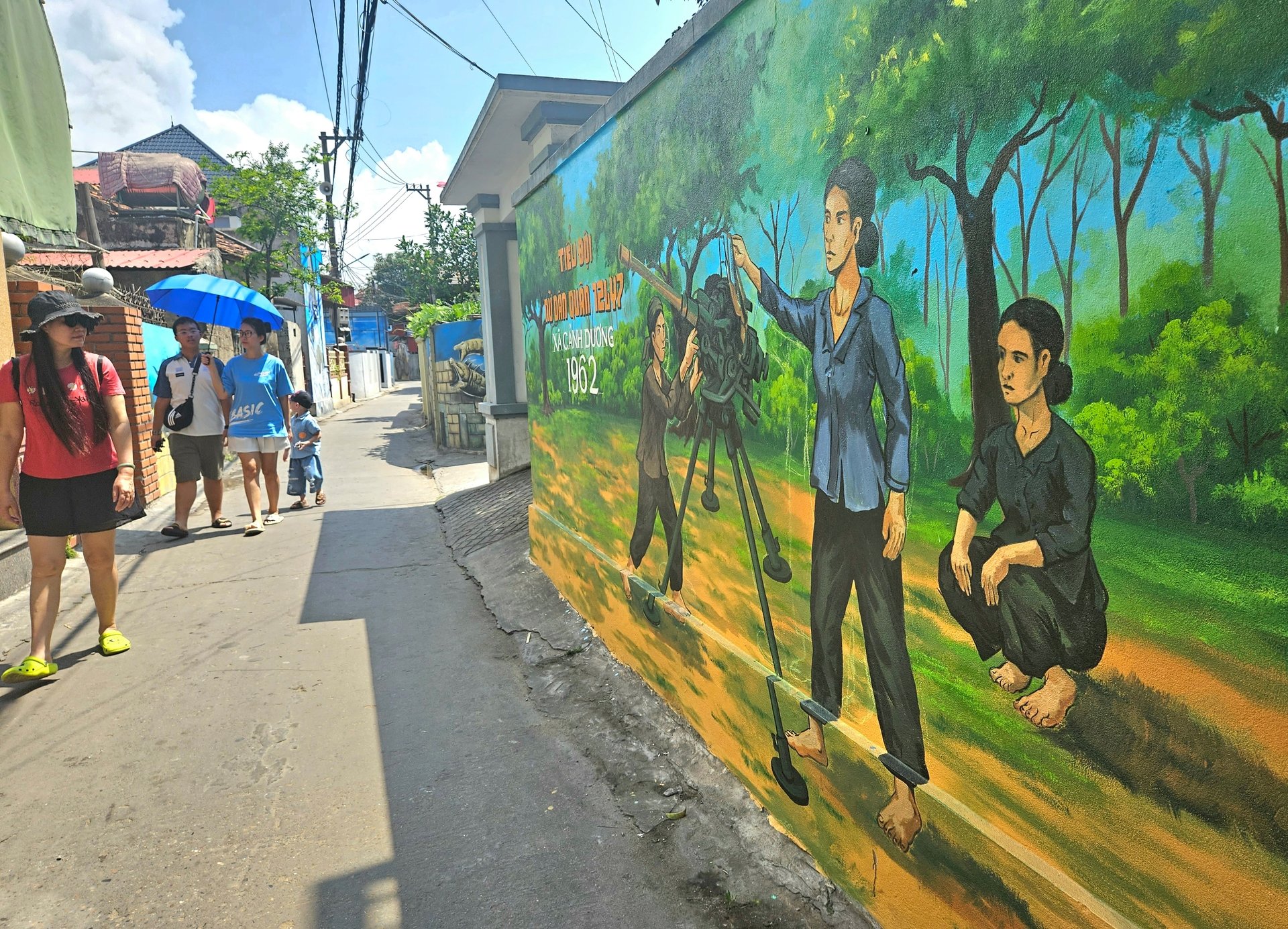 Một ngôi làng ở Quảng Bình có con đường bích họa, tranh vẽ những gì mà nhiều người kéo nhau đến chụp ảnh?
