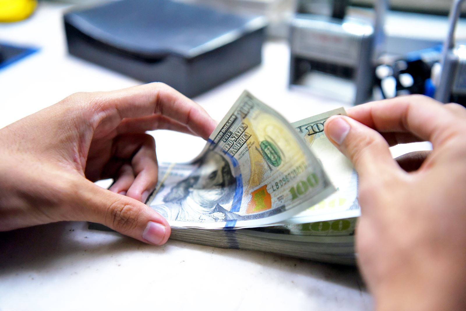 Giá USD hôm nay 3/5: Tỷ giá 'chợ đen' giảm nhưng vẫn trên mức kỷ lục 26.500 đồng
