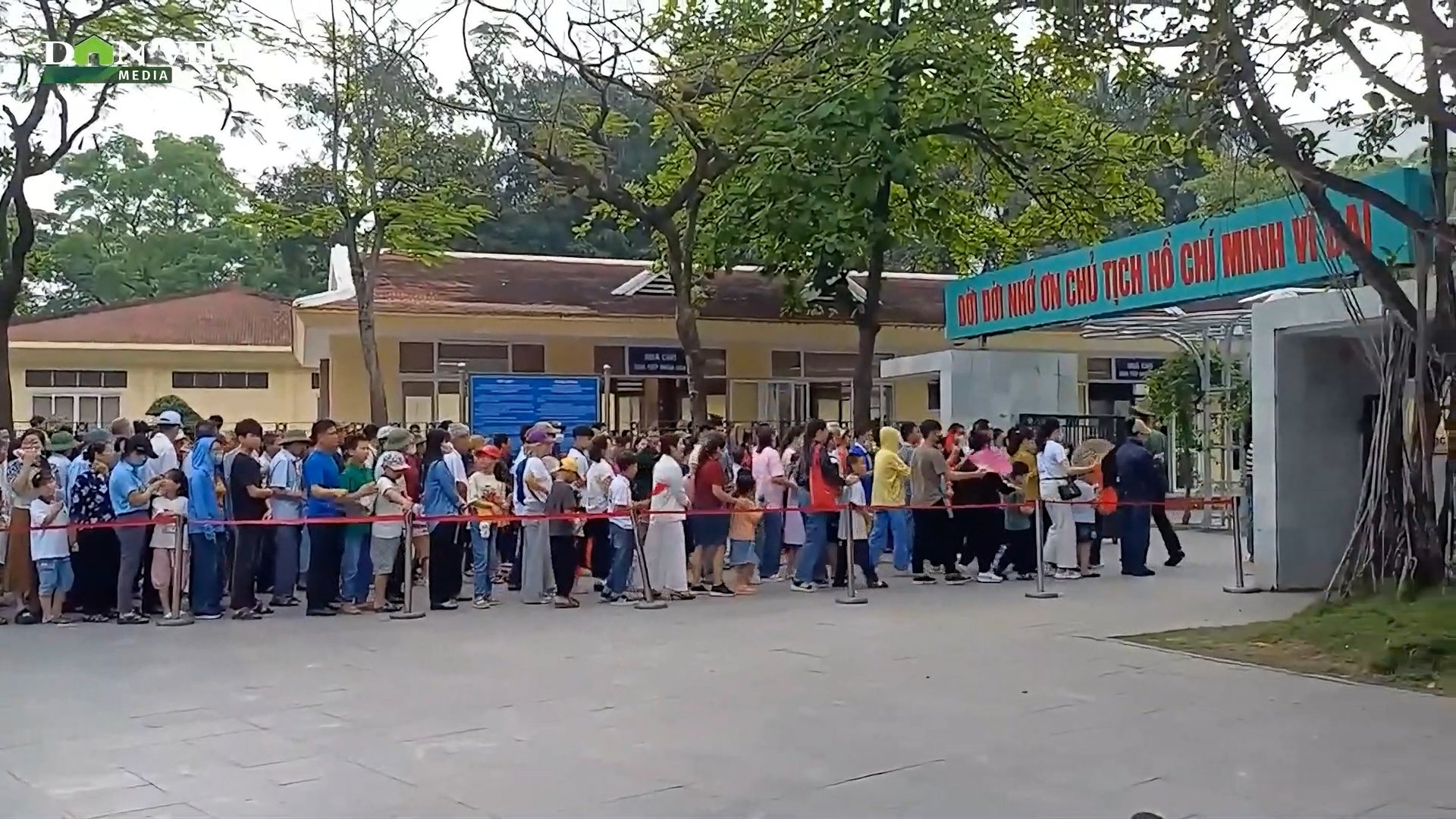 Ngày cuối nghỉ lễ, người dân vẫn xếp hàng chờ viếng lăng Chủ tịch Hồ Chí Minh