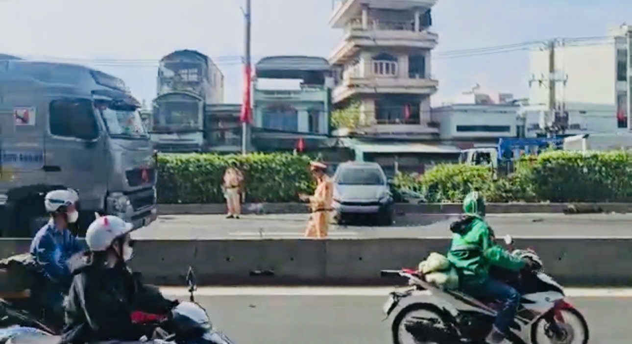 Va chạm giữa container và ô tô con, ùn tắc giao thông nghiêm trọng trên đường Đỗ Mười