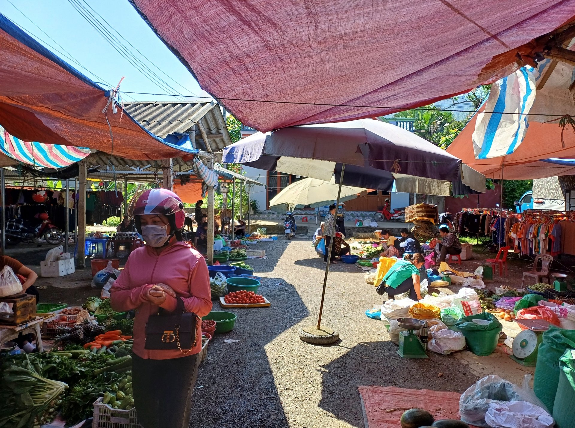 Vô cái chợ phiên này ở Yên Bái thấy bán la liệt rau rừng, cua suối, lươn đồng, ốc đá, trai sông