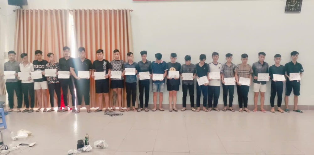 Công an khởi tố 22 bị can ném 'bom xăng', đập phá tiệm tóc trong đêm khuya