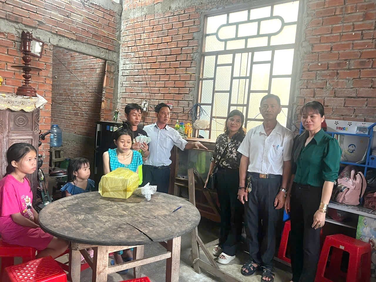 Người phụ nữ ung thư phổi ở Long An được bạn đọc Dân Việt hỗ trợ gần 31 triệu đồng
