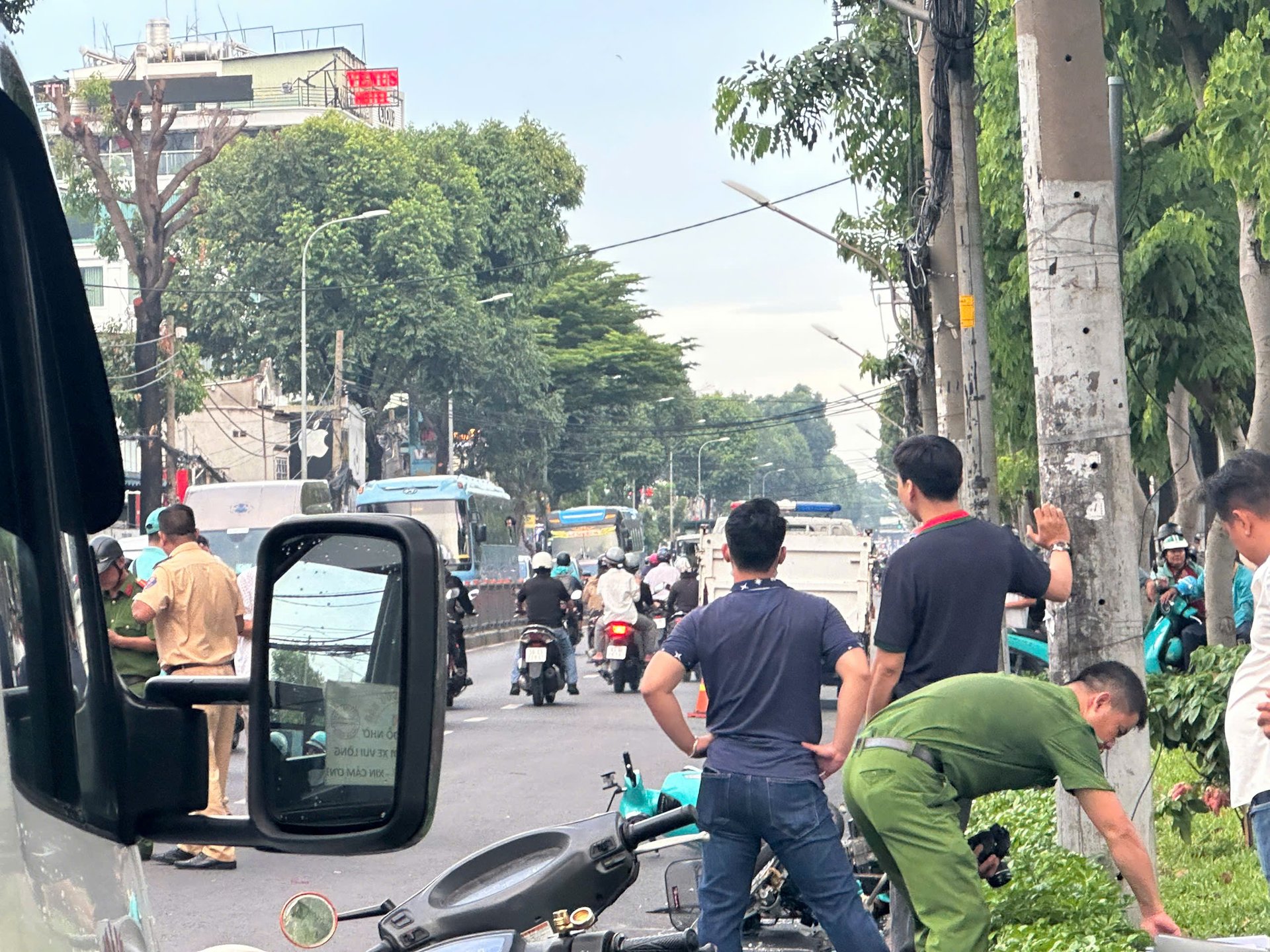 Một đoạn đường Quang Trung, quận Gò Vấp ùn tắc nghiêm trọng do va chạm giao thông giữa hai xe máy gây chết người 