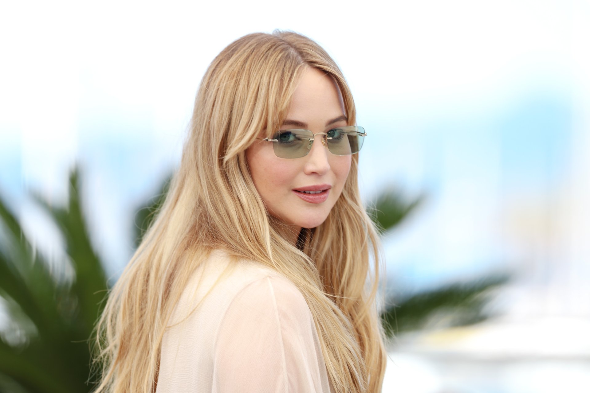Jennifer Lawrence khỏa thân gây sốc tại LHP Cannes