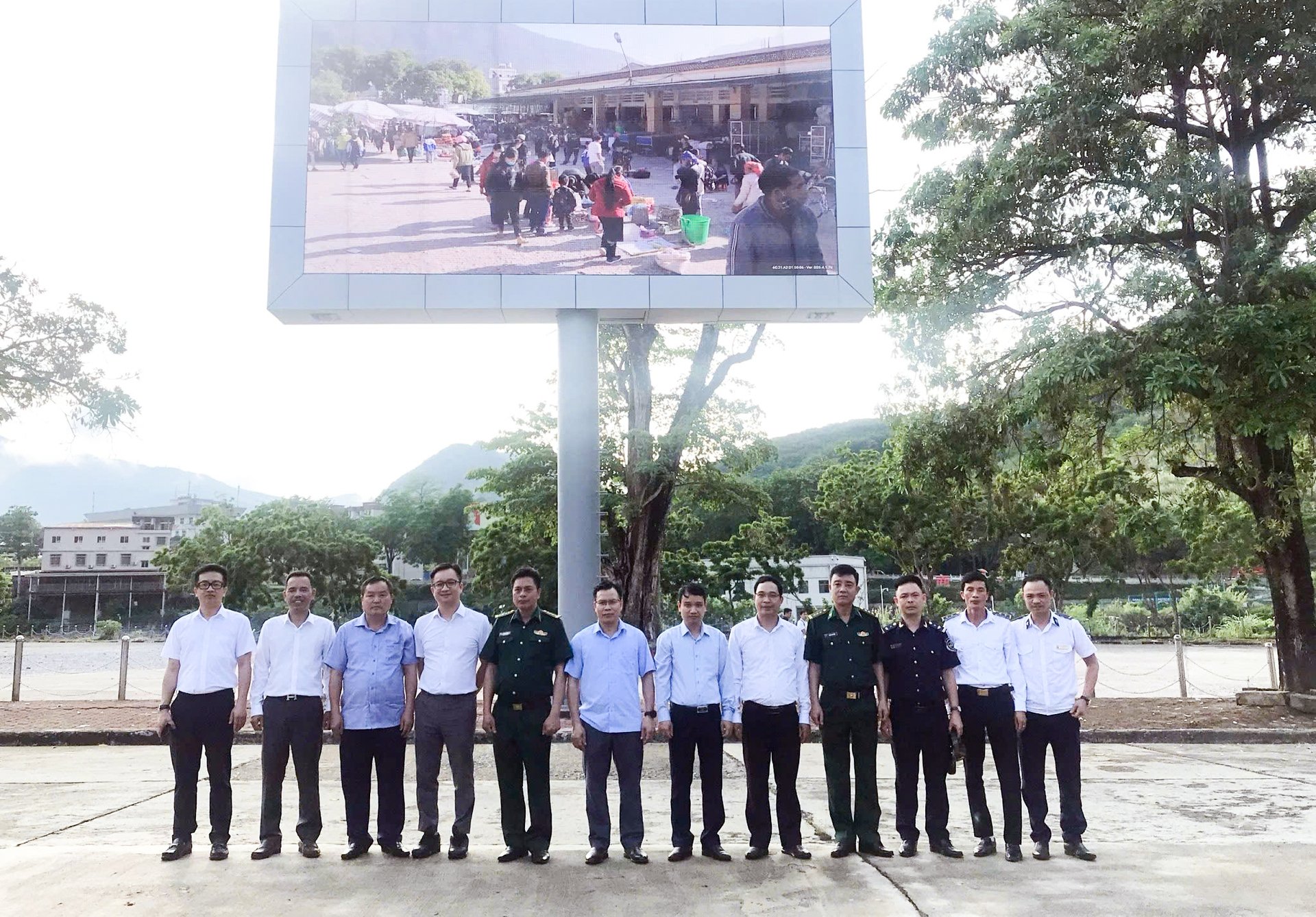 Cụm thông tin điện tử công cộng: Vượt thách thức về địa lý và ngôn ngữ đưa thông tin tới vùng biên giới