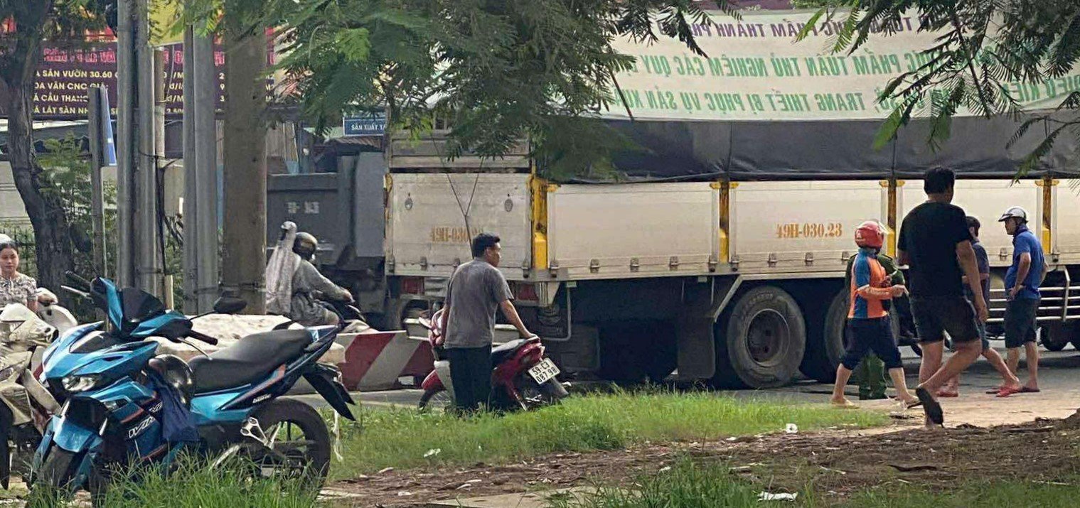 Va chạm giữa xe tải và xe máy ở chợ đầu mối Thủ Đức, 2 người tử vong