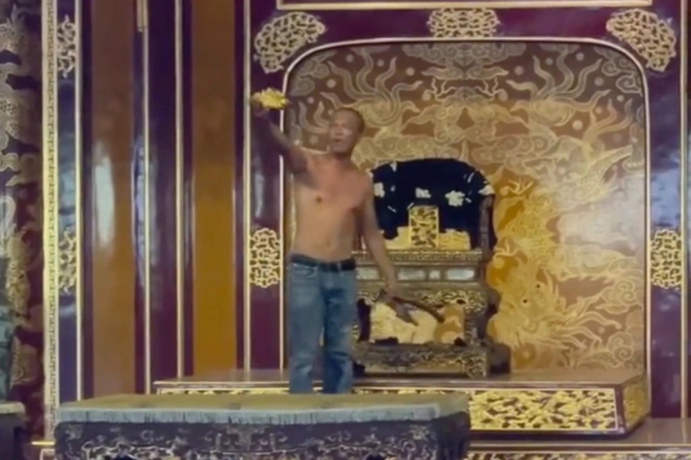 Phá hoại ngai vàng triều Nguyễn- bảo vật quốc gia, người đàn ông có thể bị xử lý thế nào?