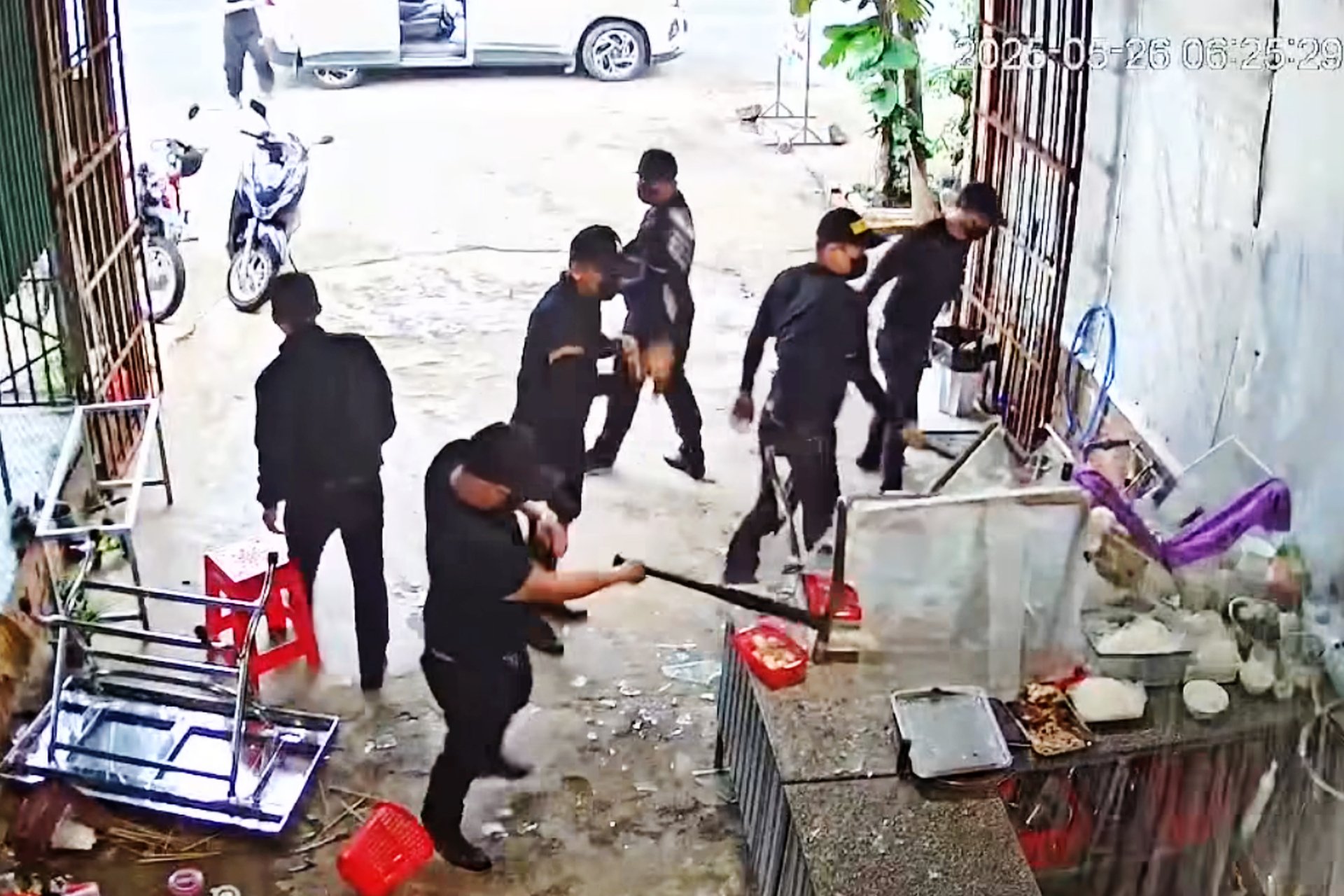 Bắt nhóm người mặc đồ đen, bịt khẩu trang xông vào đập phá quán phở ở Đắk Lắk