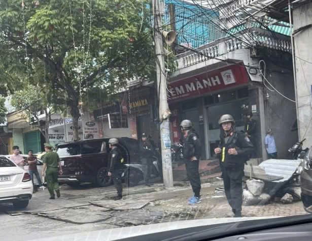 Cảnh sát đồng loạt xuất hiện tại 3 căn nhà của trùm giang hồ xứ Thanh