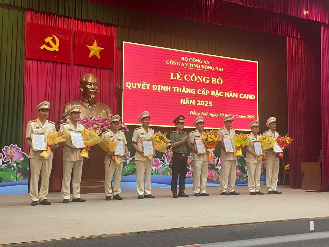 Công bố quyết định nghỉ công tác đối với Phó Giám đốc và 28 cán bộ Công an tỉnh Đồng Nai
