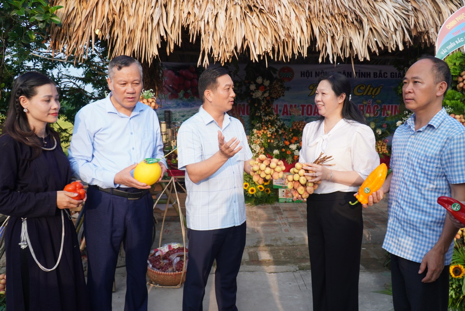 Đến chợ phiên nông sản an toàn tỉnh Bắc Ninh 2025, du khách được trải nghiệm cảnh đẹp, thưởng thức nông sản an toàn