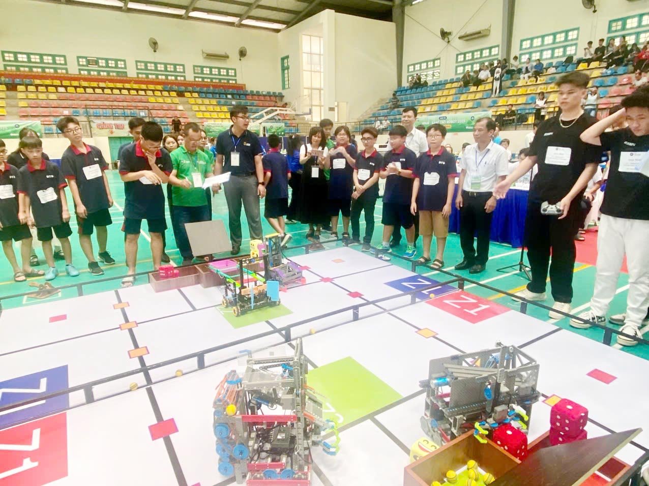 Thầy giáo chia sẻ bí quyết 'vàng' giúp liên minh Hà Nội - Hà Nam giành giải Nhất cuộc thi robot