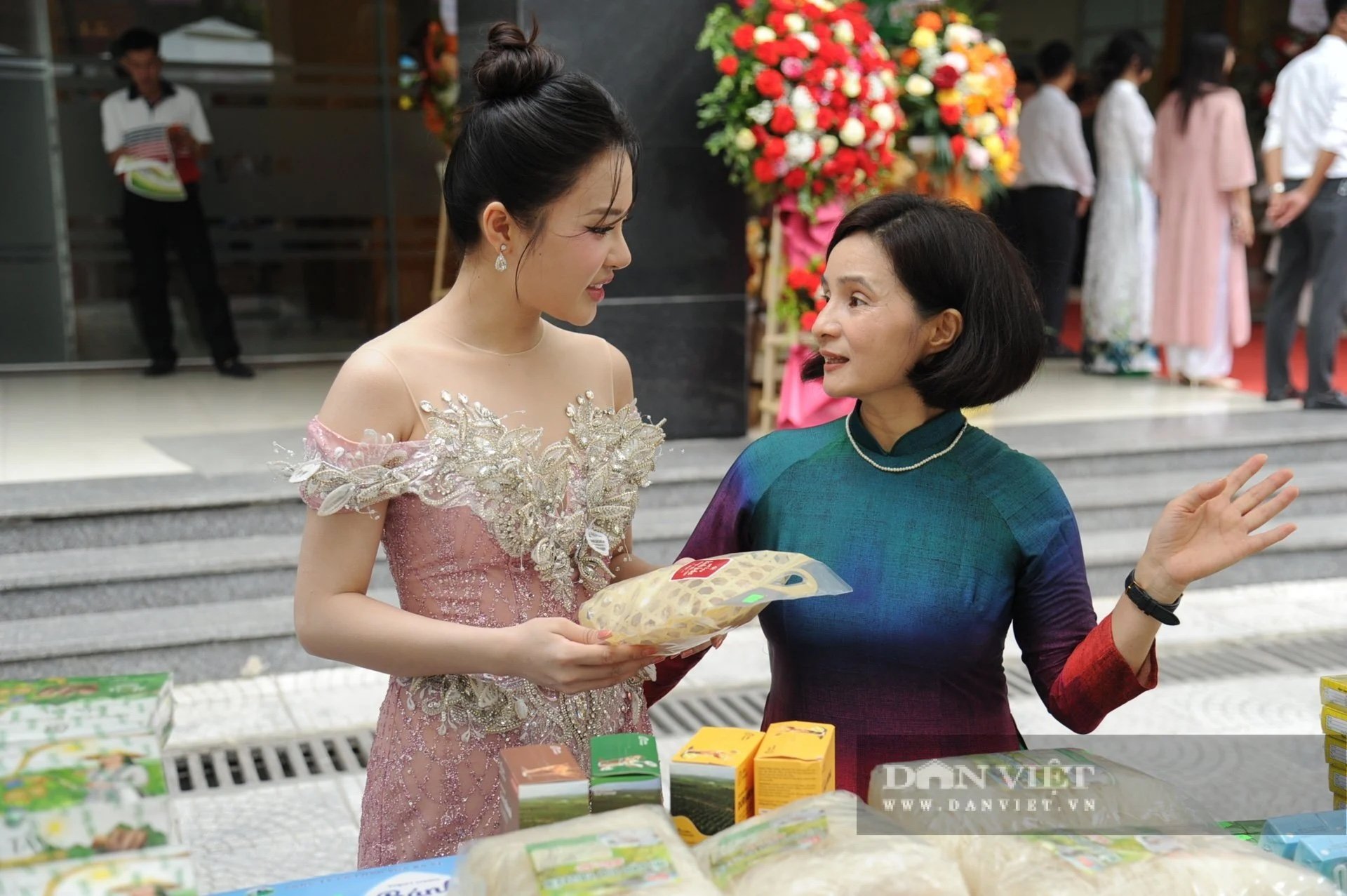 Những khoảnh khắc ấn tượng tại phiên chợ thiện nguyện kỷ niệm 15 năm thành lập Báo Dân Việt
