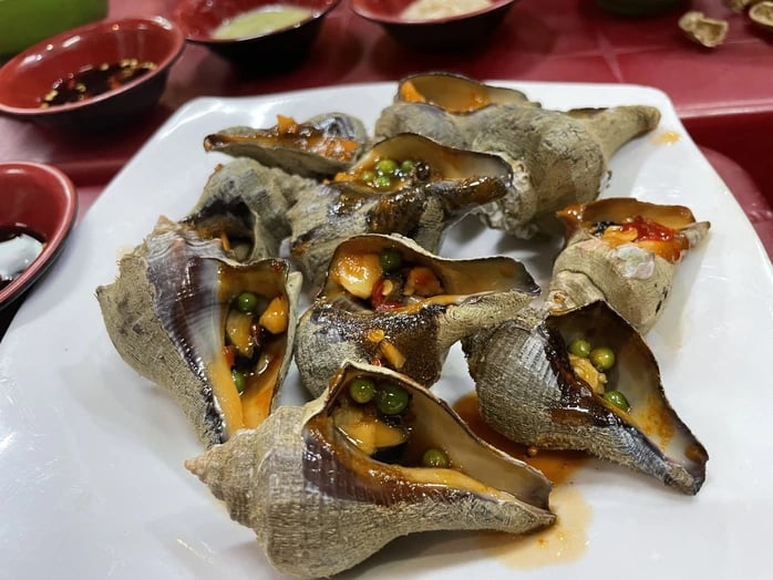 Ốc đặc sản Nha Trang là một loài hải sản lạ chỉ bò trên ghềnh đá sóng vỗ ì ầm