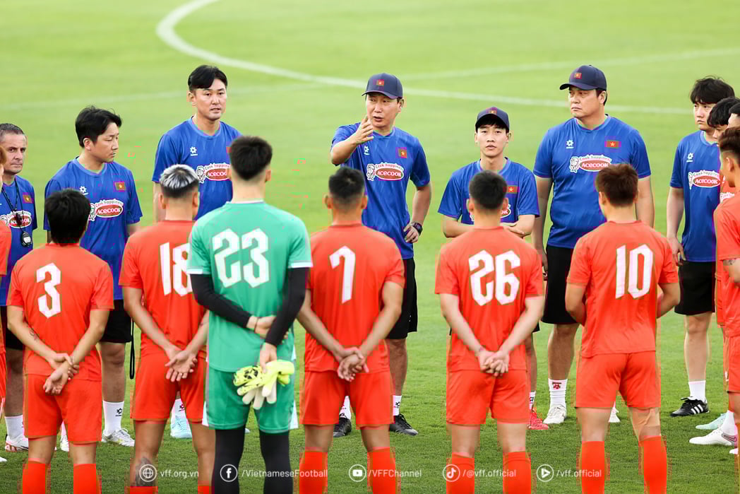 HLV Kim Sang-sik có tránh được “vết xe đổ” như ông Troussier?