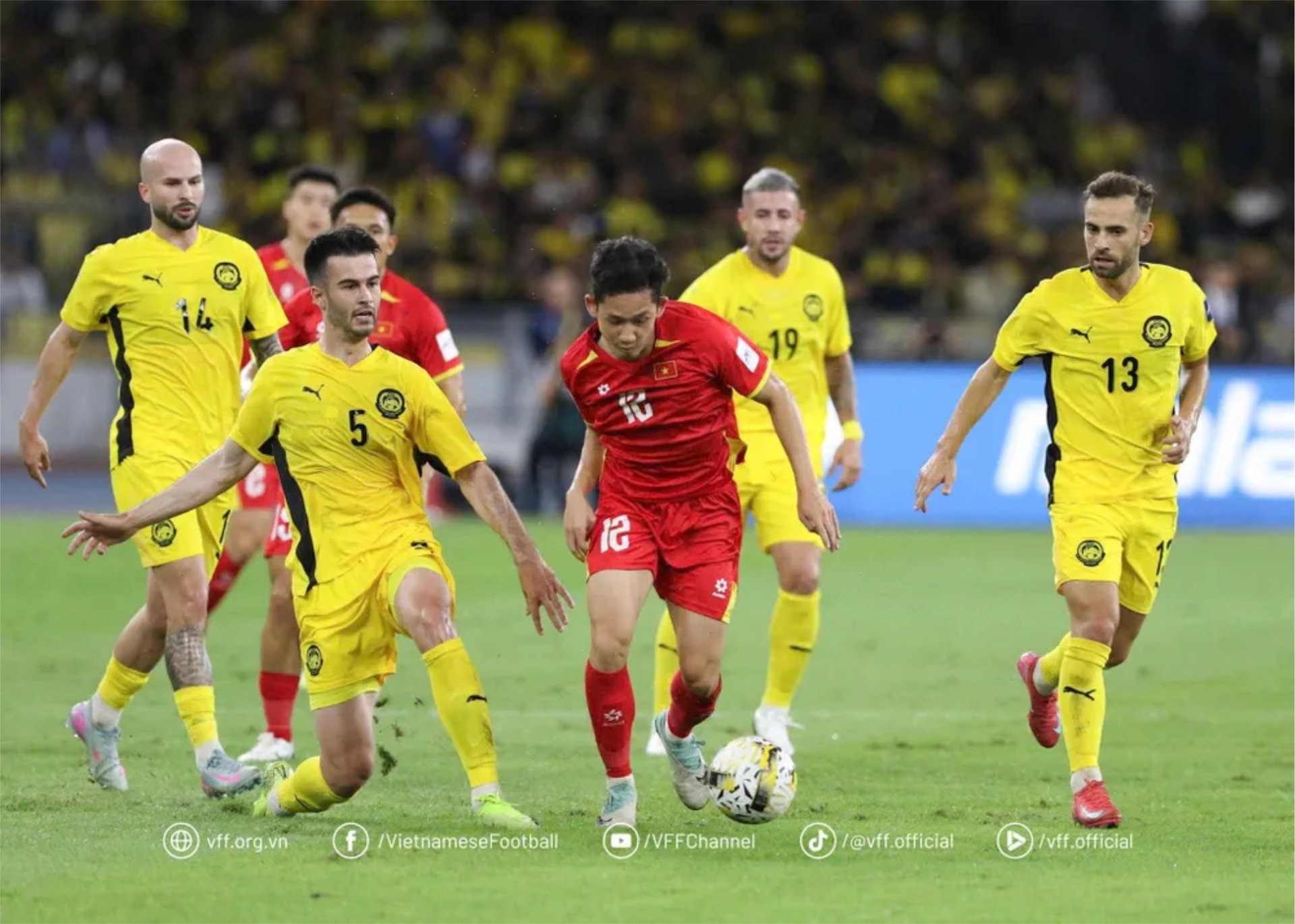 ĐT Việt Nam có nên nhập tịch cầu thủ ồ ạt như Malaysia, Indonesia?