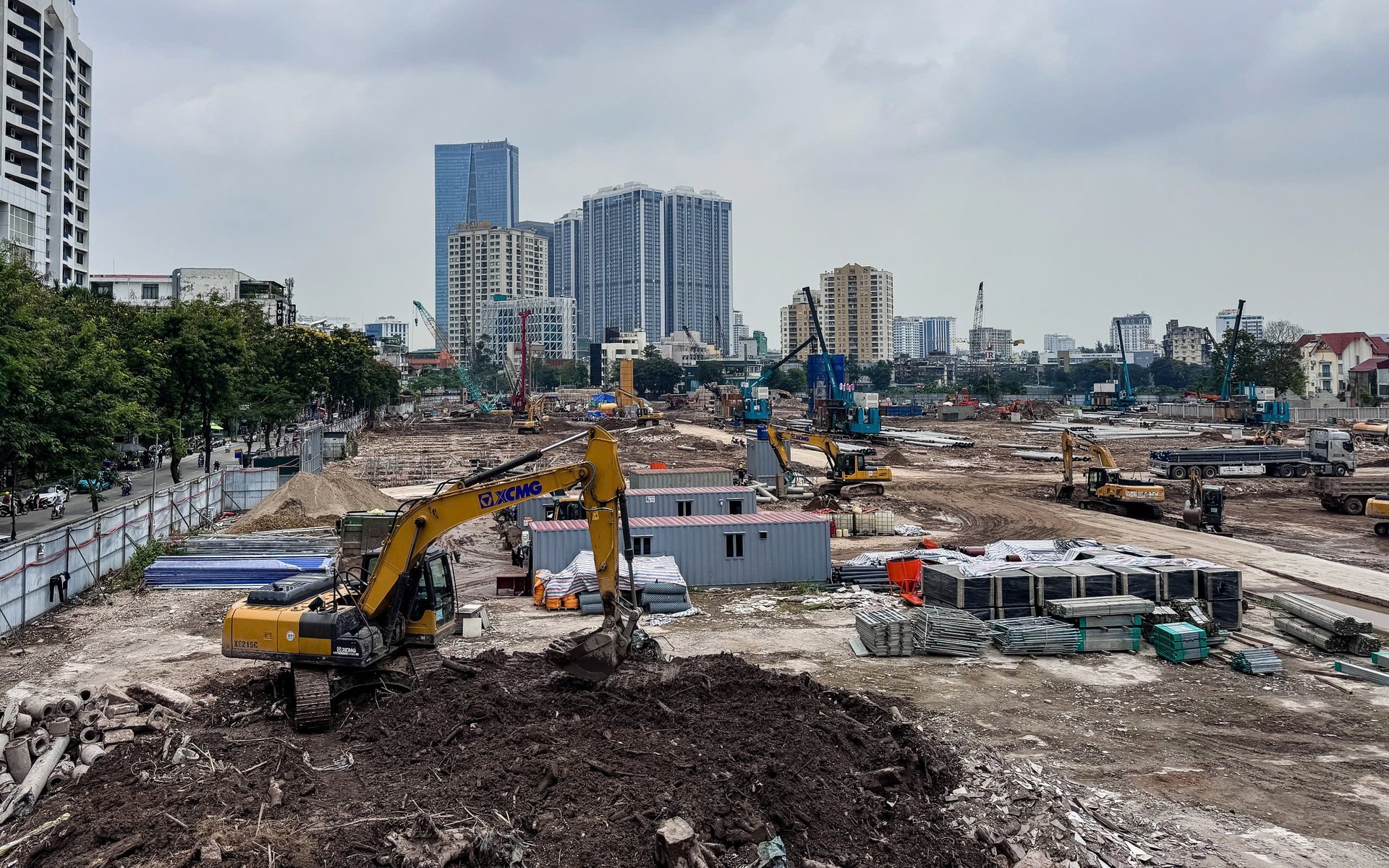 Hà Nội: Công trường thi công tại “đất vàng” ở Giảng Võ tấp nập sau thời gian dài im ắng