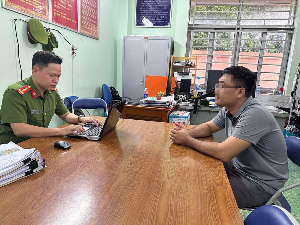 Danh tính người đàn ông ngồi trên ô tô, mở cửa xuống xe tung cước vào nữ tài xế xe ôm