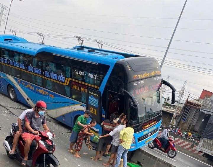 Xe khách giường nằm tông, leo lên dải phân cách trên đường Lê Đức Anh,  ùn ứ xe một đoạn dài