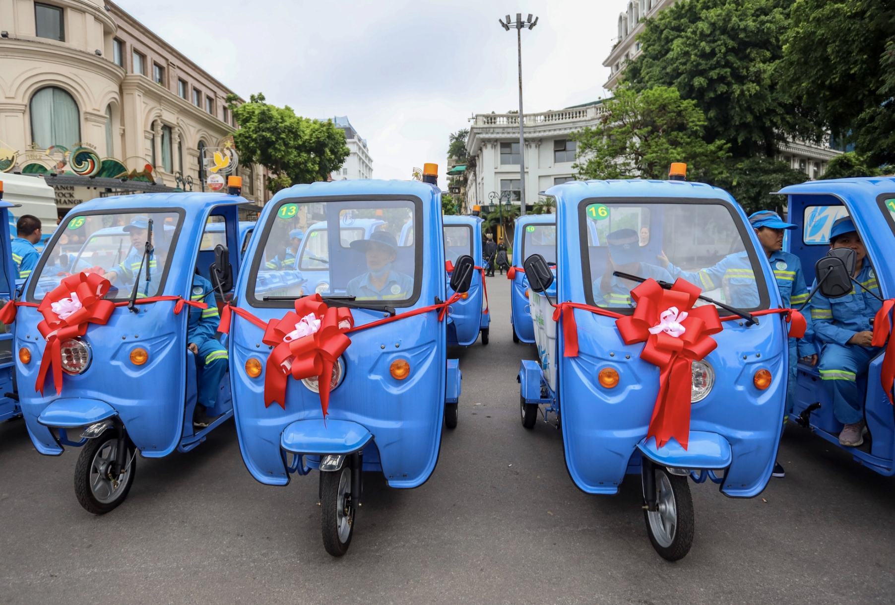 Hà Nội ra quân vận hành thiết bị vệ sinh môi trường, đưa 100 phương tiện, thiết bị hiện đại vào sử dụng