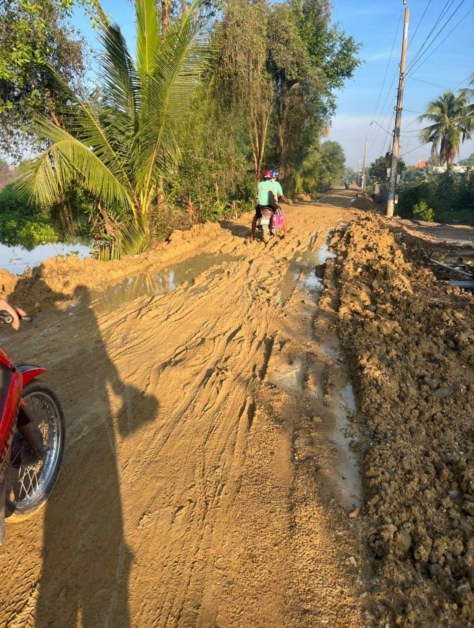 Bến Lức (Long An): Người và xe như “đánh vật” với bùn đất khi qua đường kênh Rạch Nổ vì thi công dang dở