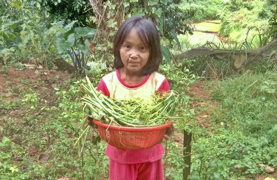 Cha nghèo bật khóc nhìn con bỏng nặng vẫn ôm sách học bài: 'Ước có tiền để con được lành lặn'
