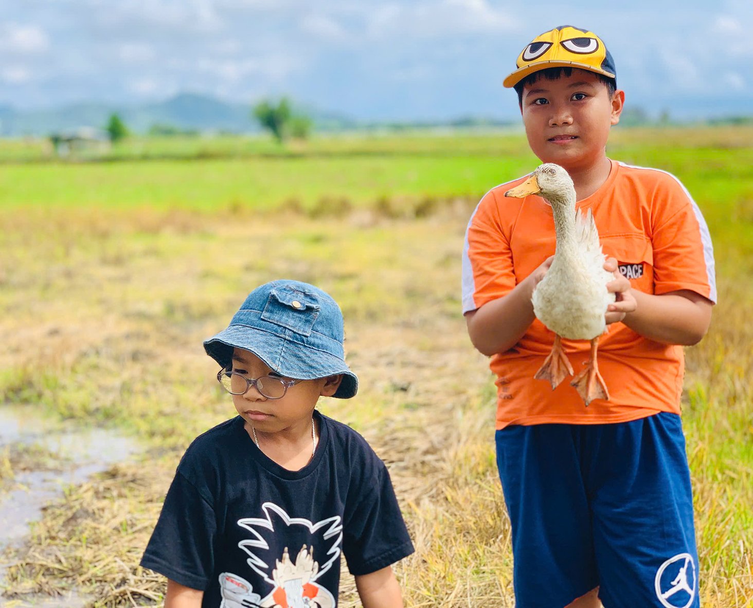Giờ phút sáp nhập TP HCM, Bình Dương, ở Bà Rịa-Vũng Tàu dân tình kéo về làng trốn nóng, trẻ em ra đồng bắt vịt