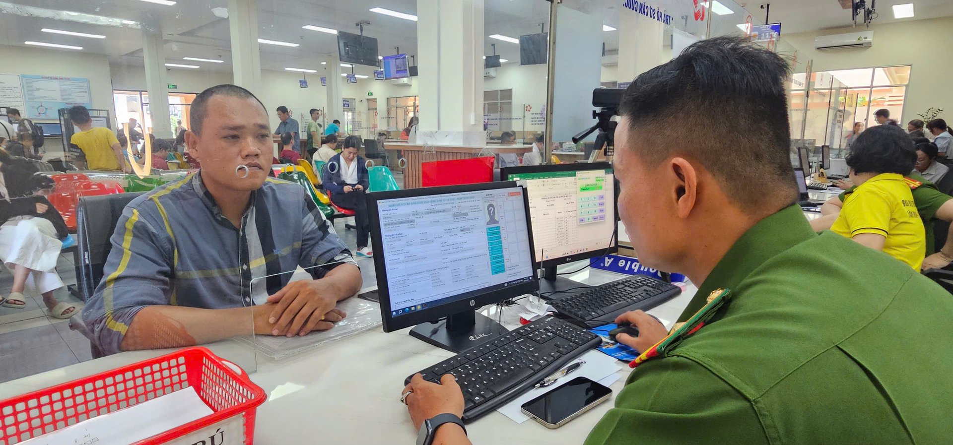Người dân TP.HCM đi làm CCCD, cập nhật tài khoản định danh điện tử mức 2, toàn bộ quy trình cho 5 người chỉ 15 phút