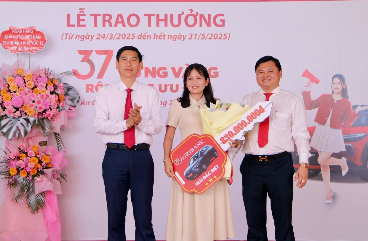 Một khách hàng thuộc Agribank Chi nhánh Kiên Giang 2 trúng giải Đặc biệt xe ô tô Toyota Corolla Cross 1.8V