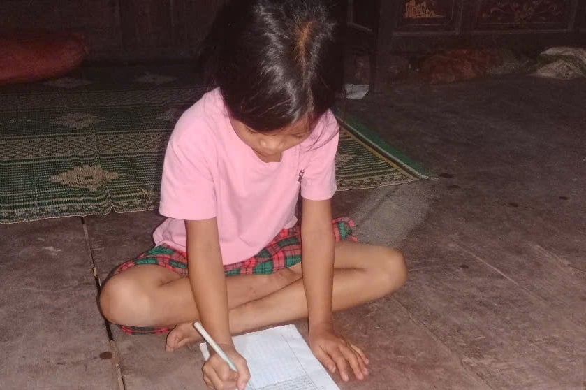 'Gồng gánh' nuôi cháu học giỏi, ông ngoại ước mơ về một chiếc bàn học 