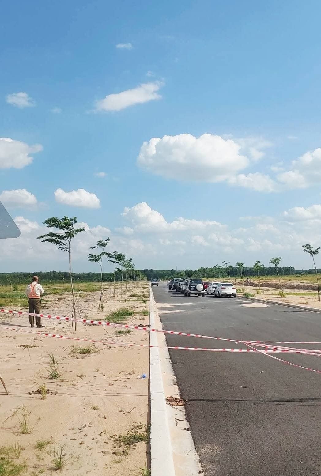 Người đàn ông mặc áo Grab tử vong tại bãi đất trống trong khu công nghiệp, trên người có vết máu