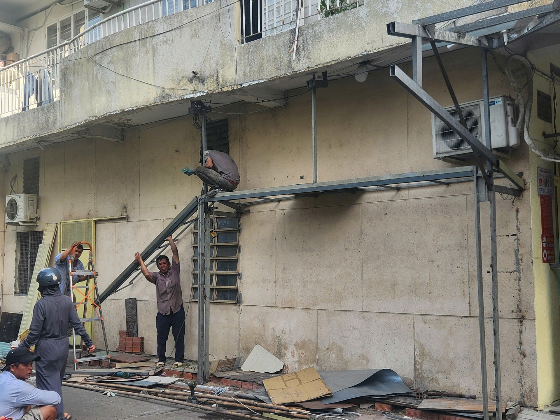 TP.HCM sẽ đồng loạt ra quân vận động người dân tháo dỡ “chuồng cọp”, đình chỉ những chung cư vi phạm