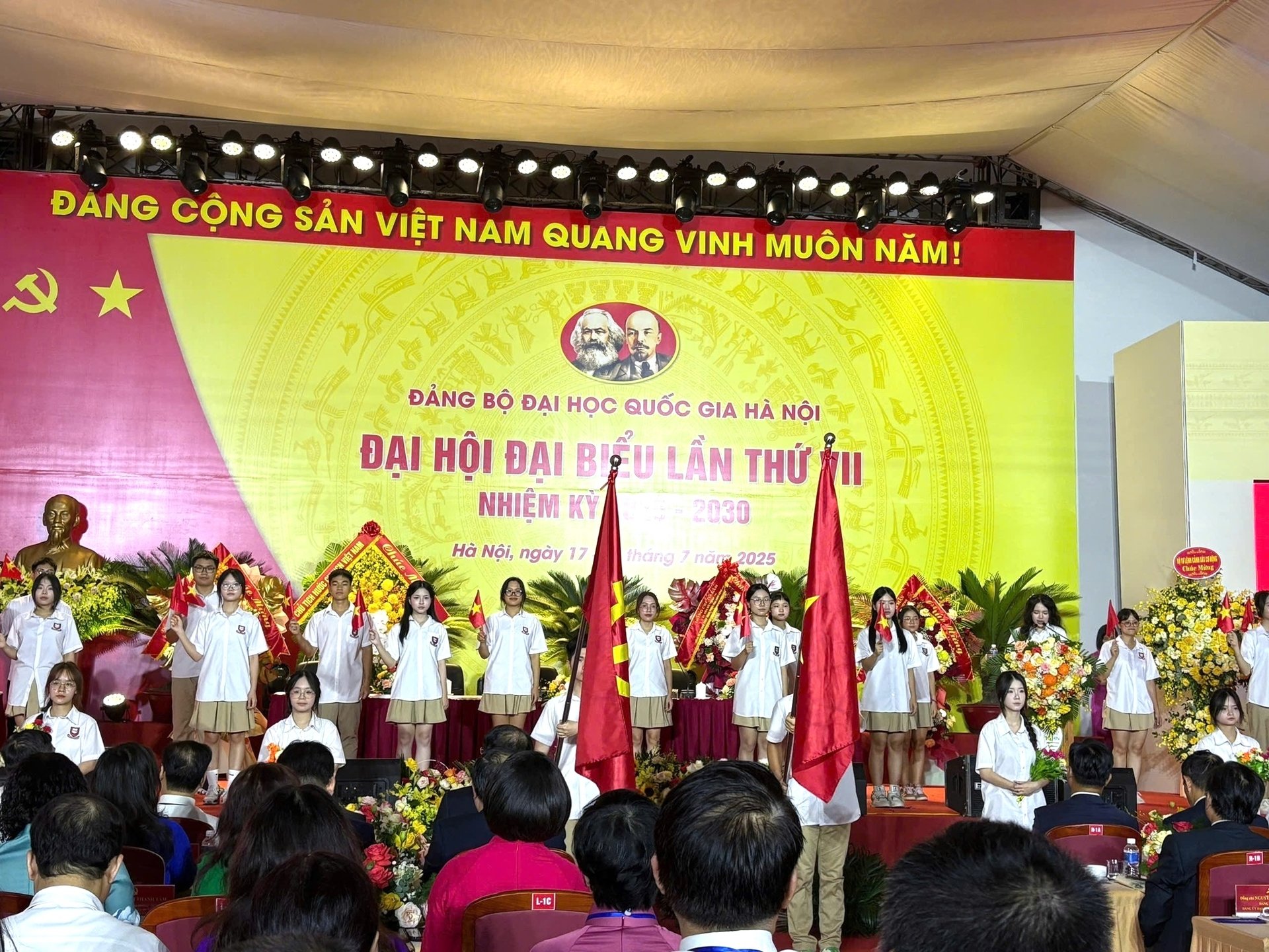 Nữ sinh xinh xắn, học giỏi phát biểu trong Đại hội Đại biểu Đảng bộ Đại học Quốc gia Hà Nội