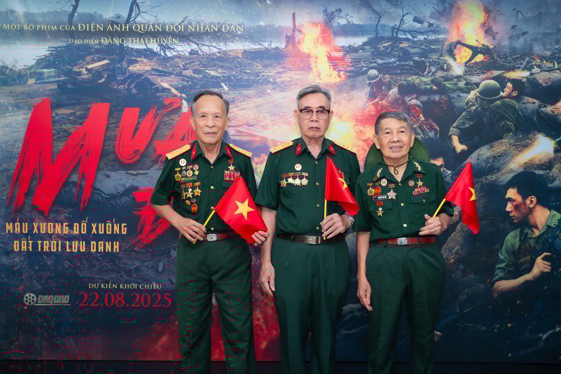 3 cựu chiến binh thành cổ Quảng Trị khóc nghẹn khi thấy bóng dáng của mình và đồng đội trong phim “Mưa đỏ”