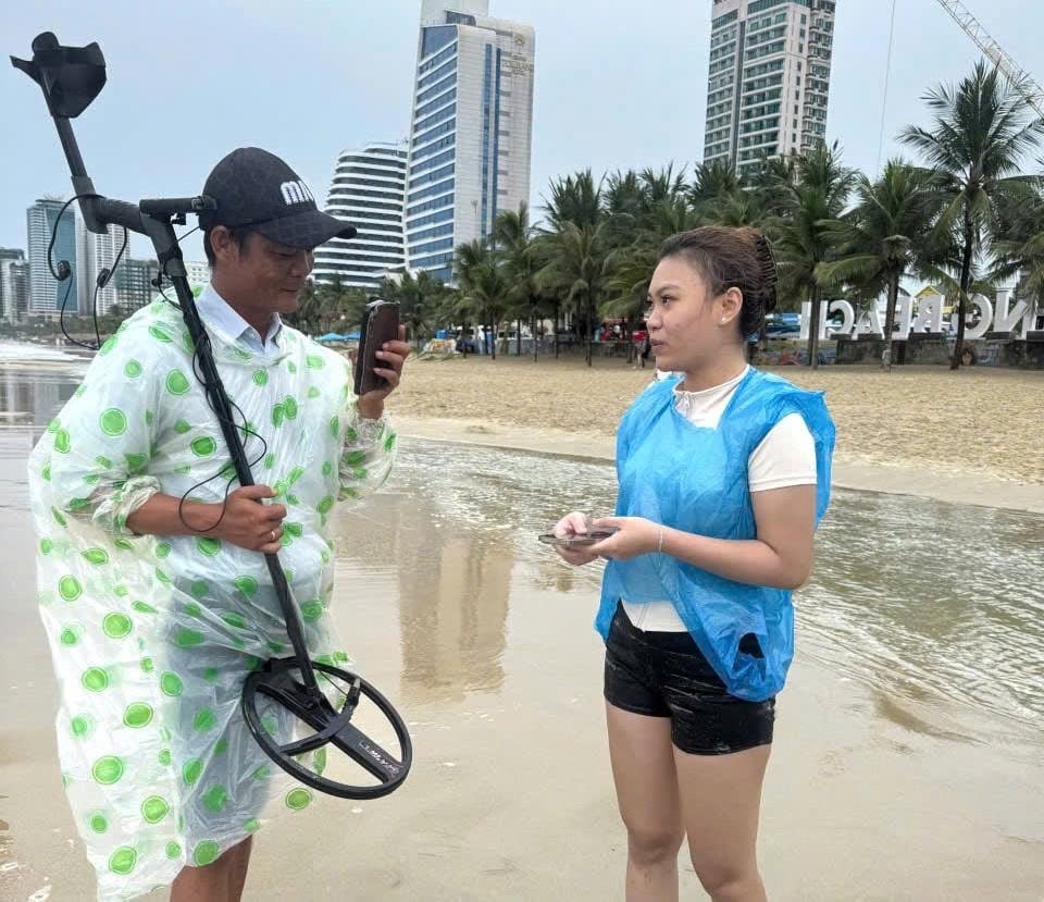 Lan tỏa hình ảnh đẹp về Đà Nẵng: Cán bộ bãi biển tìm lại tài sản bị thất lạc giúp du khách 