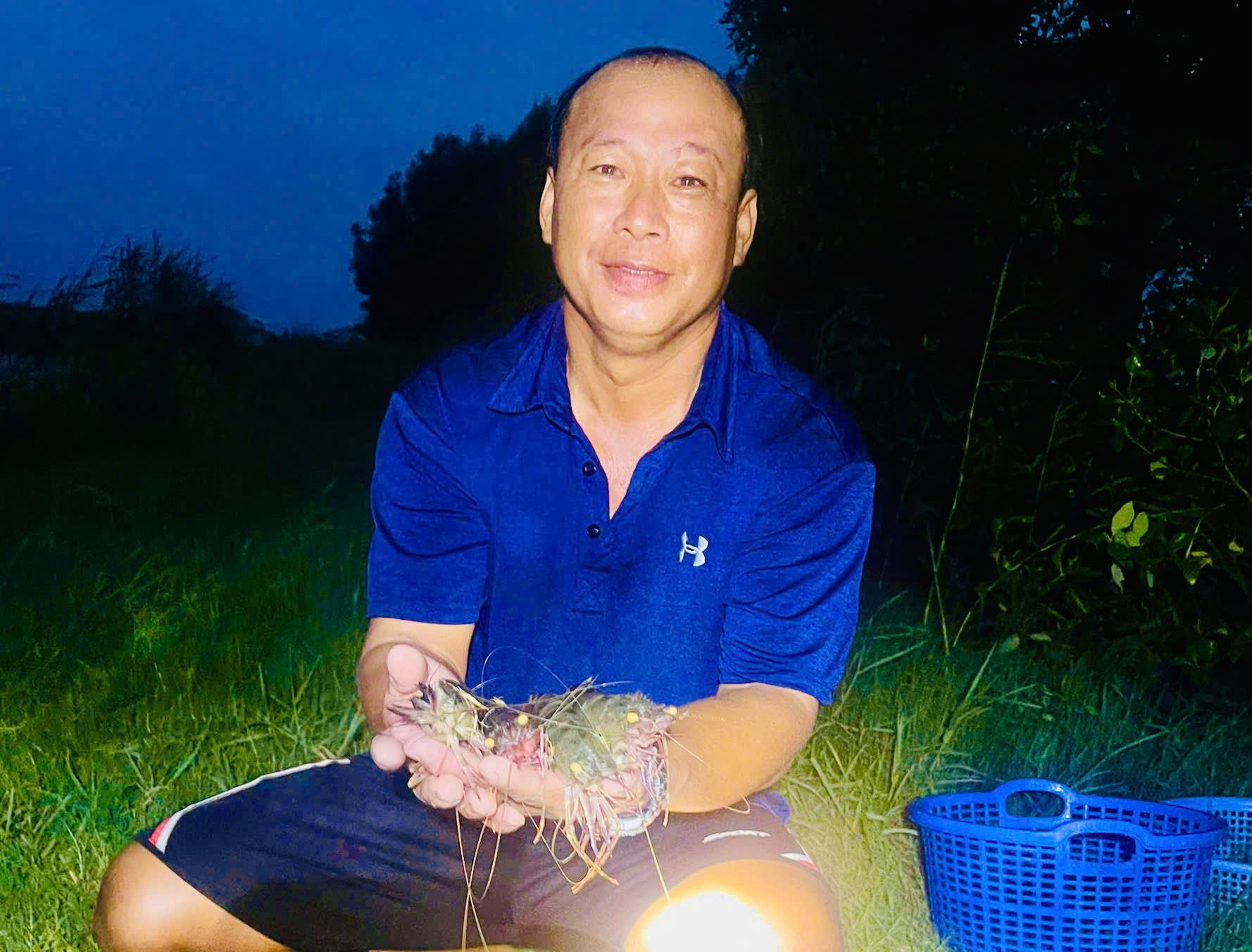 Nuôi tôm trên đất lúa, thầy giáo tiểu học An Giang được đề cử là nông dân sản xuất kinh doanh giỏi 
