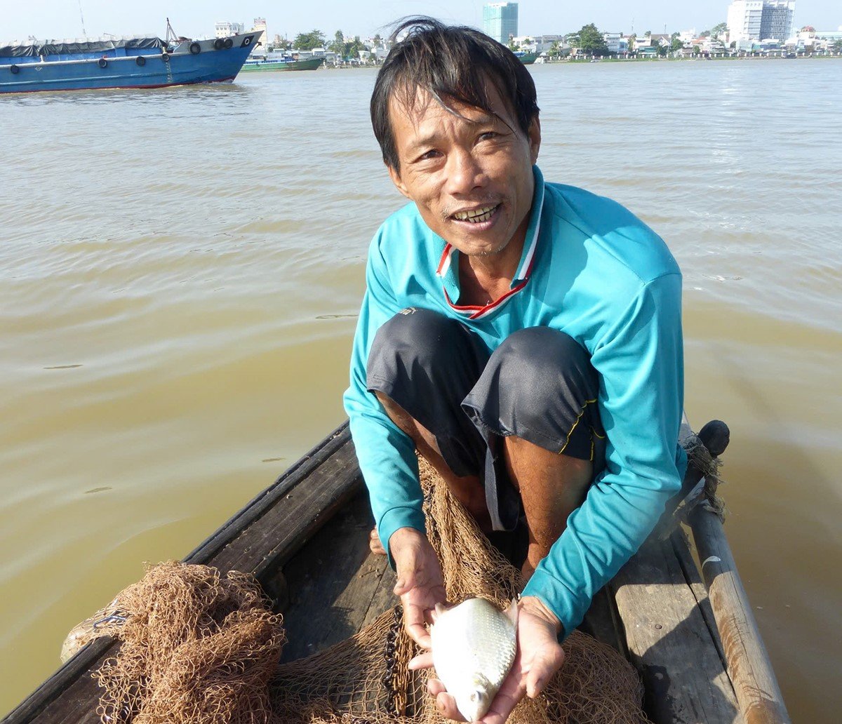 'Vào vai Hà bá' lặn sâu xuống đáy sông Mekong ở An Giang, mò trúng tôm càng xanh bự bán ra tiền triệu