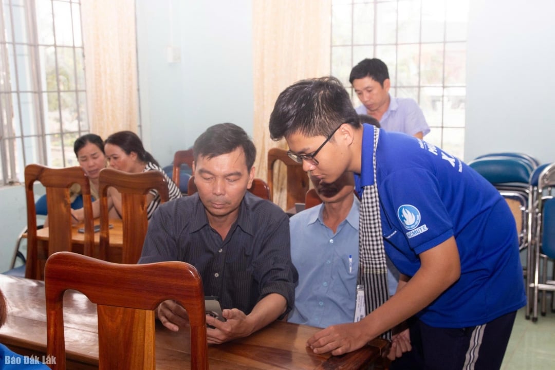 25 ngày vận hành chính quyền 2 cấp, một xã ở tỉnh Đắk Lắk tập huấn chuyển đổi số kiểu 'cầm tay chỉ việc'