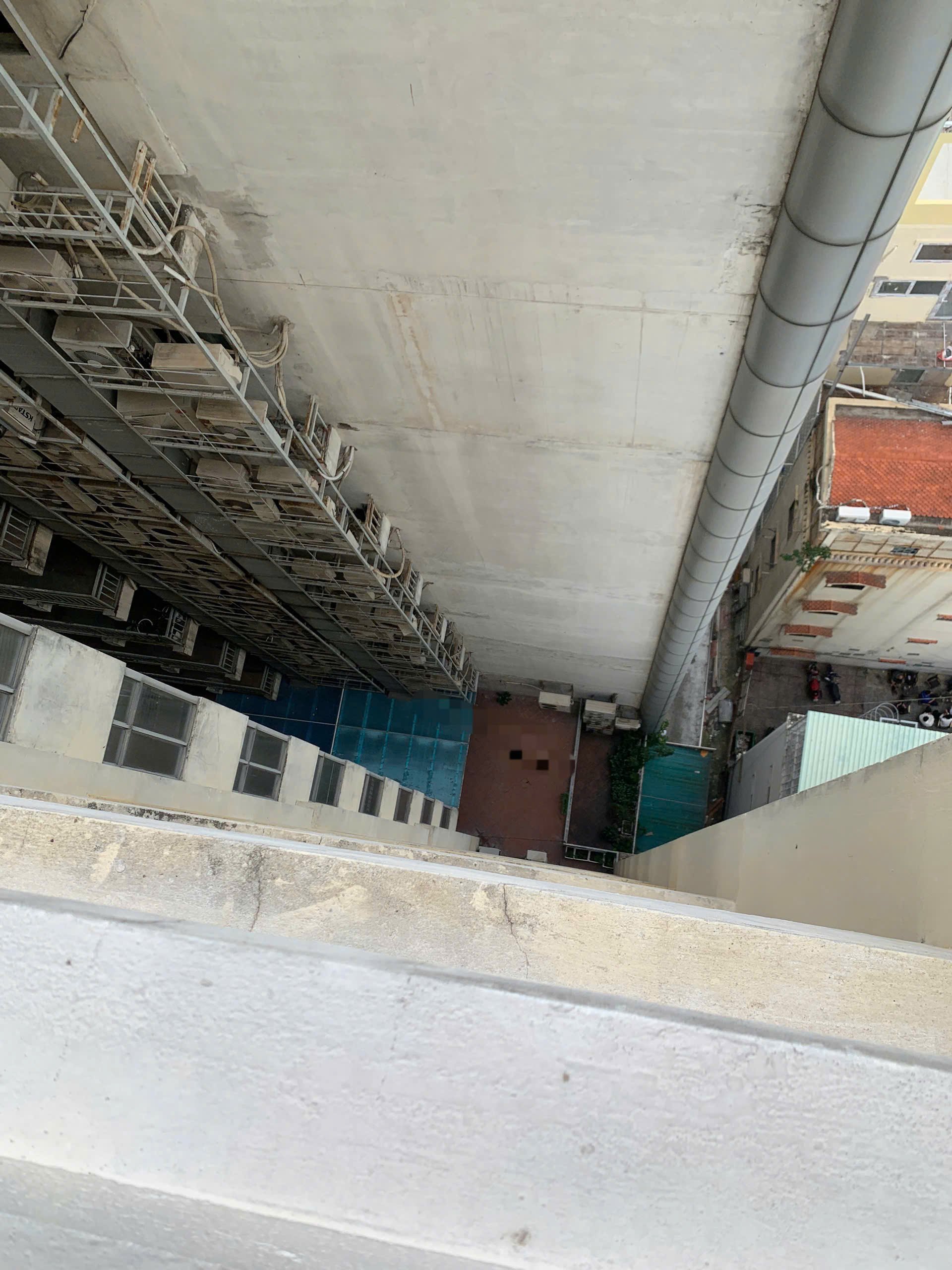Người đàn ông nghi rơi từ tầng 12 chung cư xuống, tử vong thương tâm