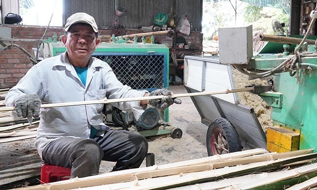 Nông dân sáng chế máy chẻ cọc tre, cả làng ở Bình Định phục sát đất